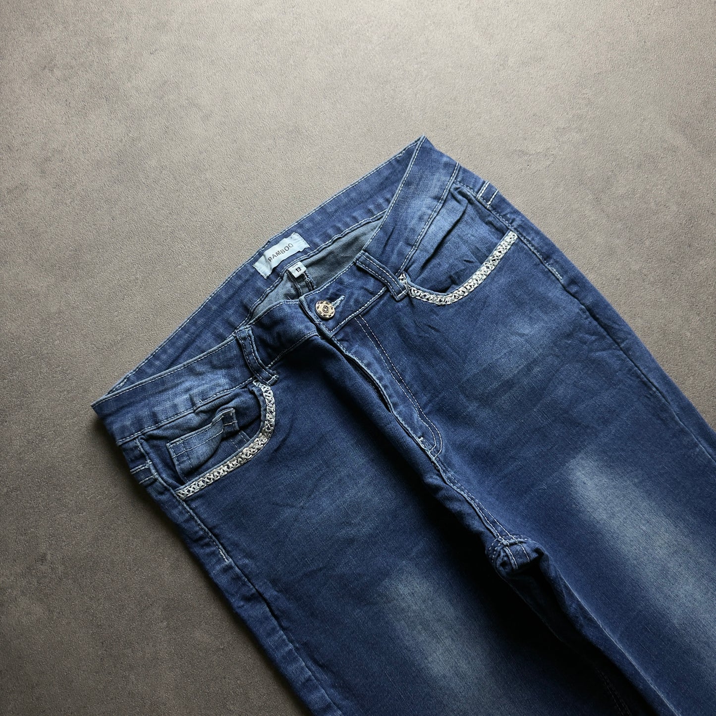 Y2K EMBROIDERY BOOTCUT JEANS (Größe S)