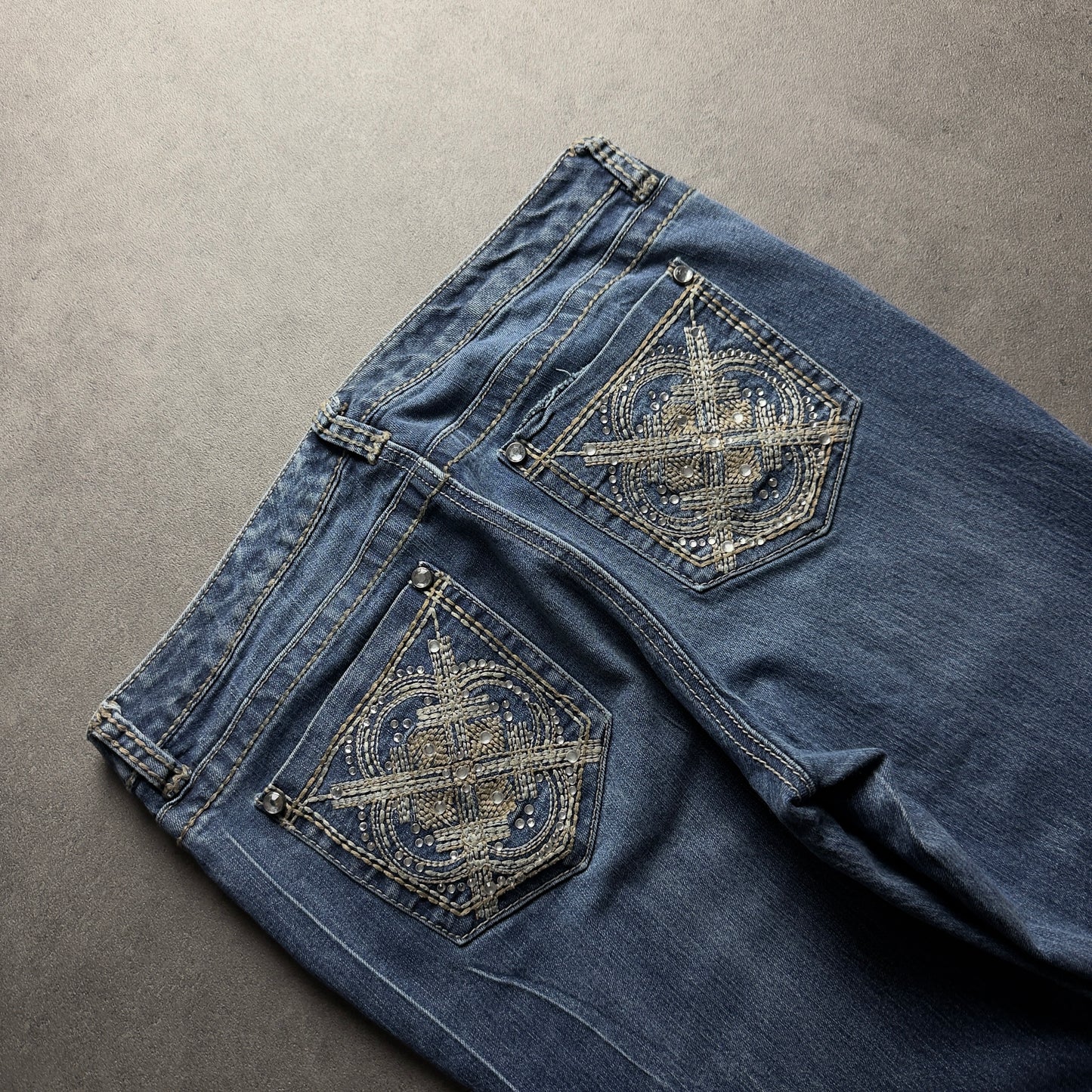 Y2K EMBROIDERY BOOTCUT JEANS (Größe L)