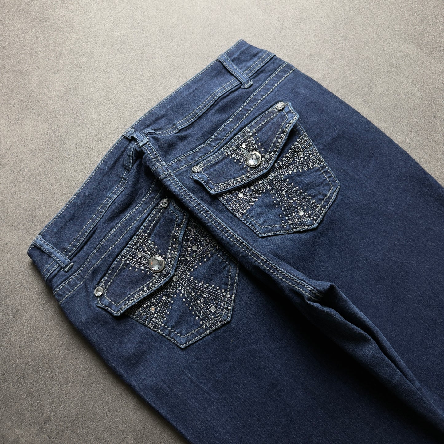 Y2K EMBROIDERY BOOTCUT JEANS (Größe M)
