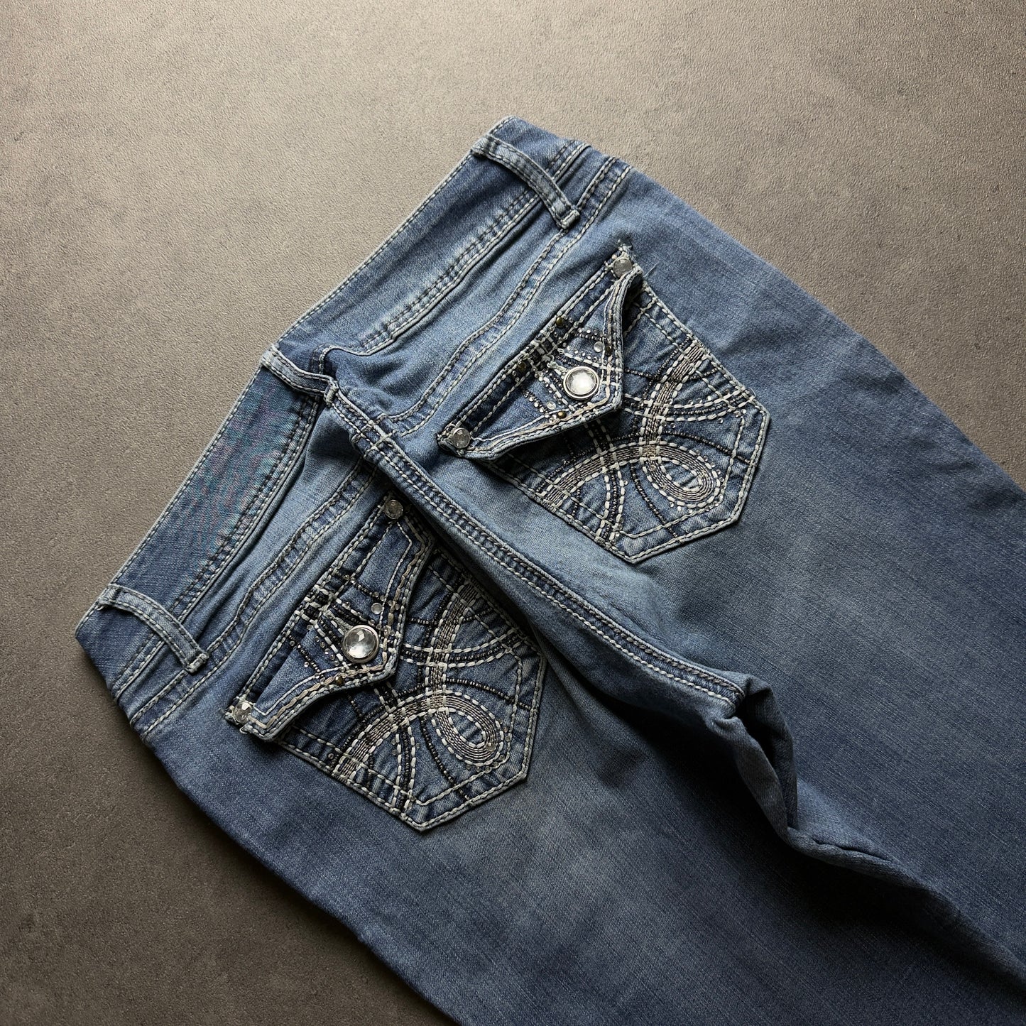 Y2K EMBROIDERY BOOTCUT JEANS (Größe M)